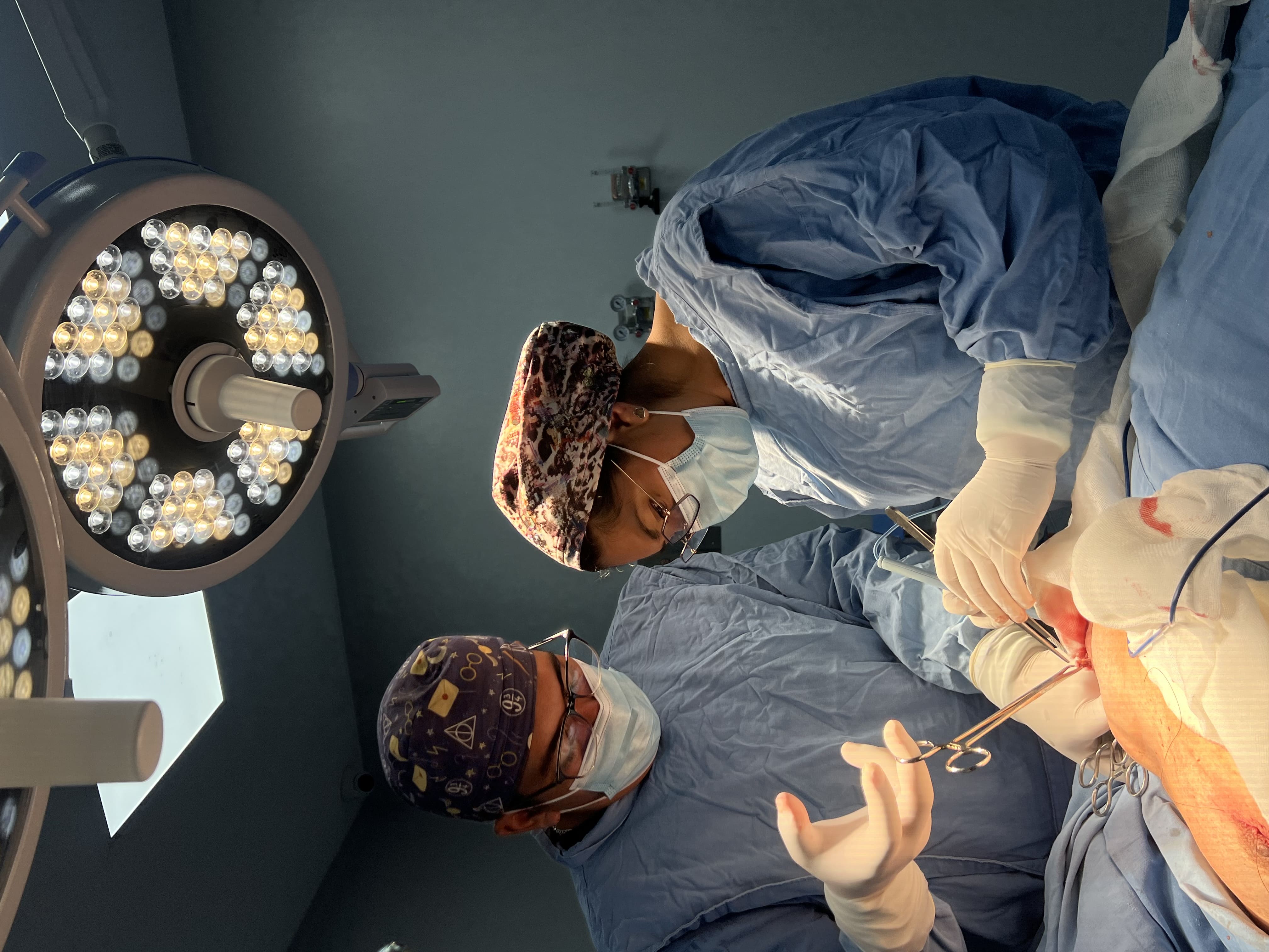 Equipo médico en cirugía ginecológica